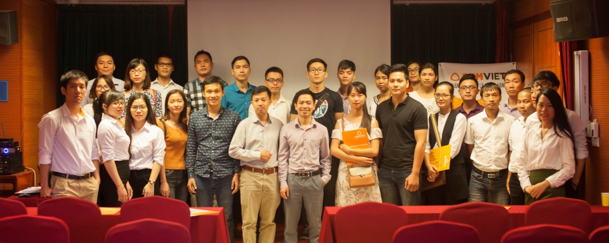 Kết thúc sự kiện, các khách mời ở lại chụp ảnh lưu niệm cùng diễn giả của hội thảo.