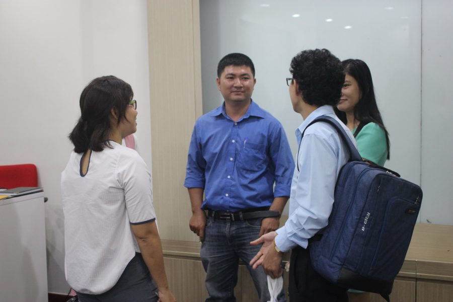 Các khách mời giao lưu với nhau