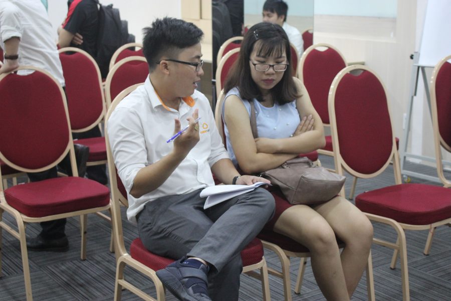 Khách mời trao đổi với nhân viên của CRMVIET