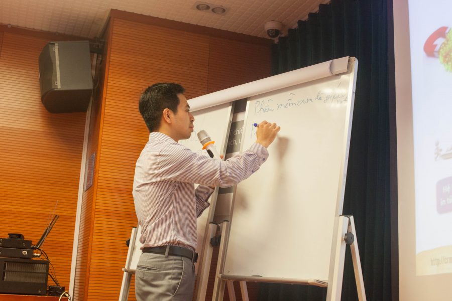 Ông Nguyễn Mạnh Tưởng thuyết trình về Marketing and Sale