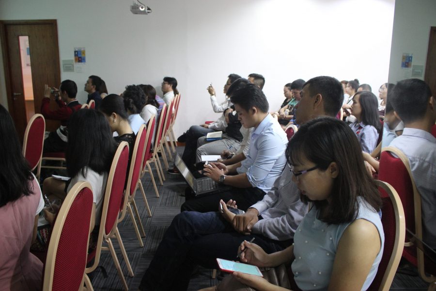 Khách mời tham gia hội thảo rất chăm chú và tranh thủ ghi chép lại.