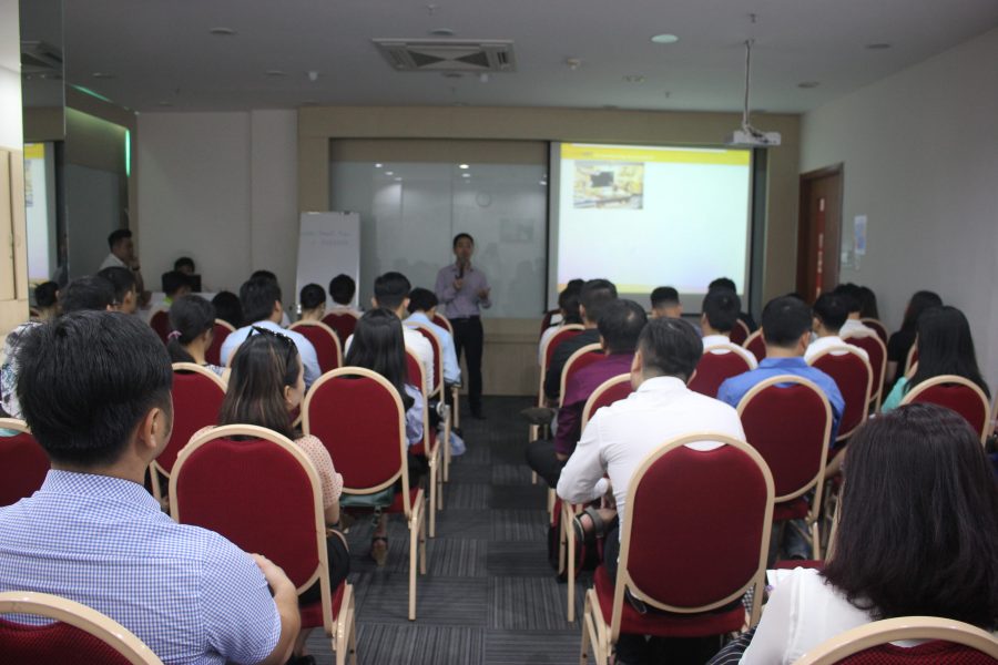 Ông Nguyễn Mạnh Tưởng thuyết trình về Marketing and Sales lần 3