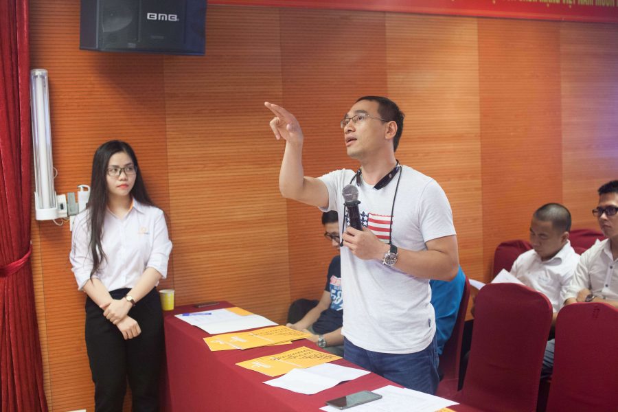 Khách mời cùng góp ý và trao đổi với diễn giả trong chương trình