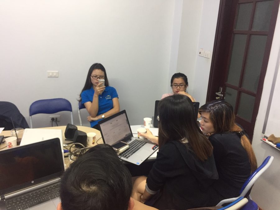 Khách hàng trao đổi với nhau trong giờ giải lao