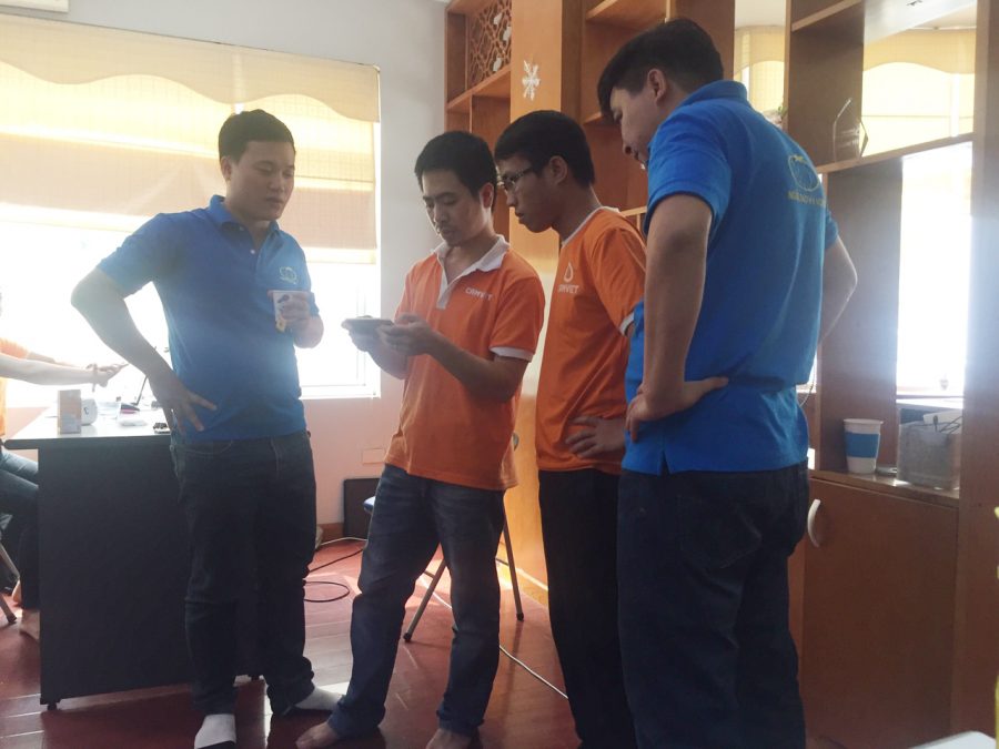 Tranh thủ giờ giải lao, khách hàng trao đổi thêm với nhân viên của CRM về những tính năng mới, những giải pháp mới cho doanh nghiệp.