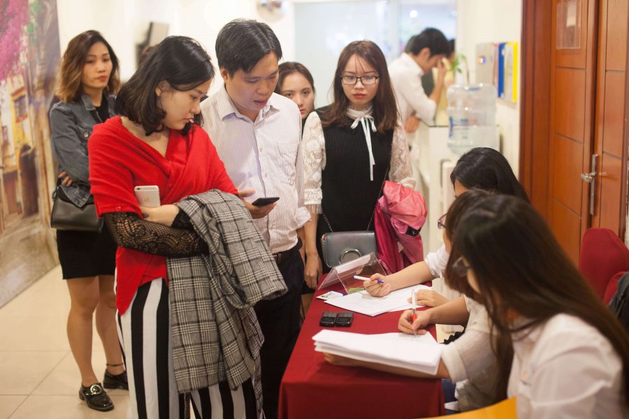 Khách mời chờ tới lượt check in tại hội thảo cuối cùng trong chuỗi sự kiện về Marketing và Sale.