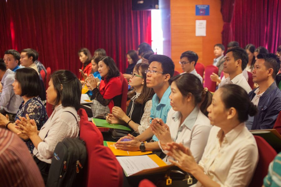 Khách mời đóng góp ý kiến trong buổi hội thảo
