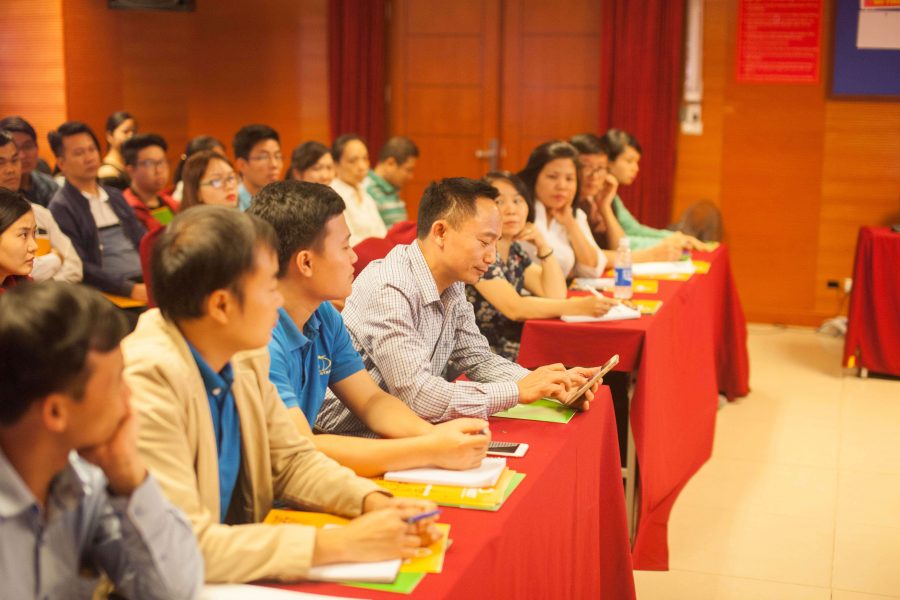 Khách mời ngồi chật kín cả hội trường của buổi hội thảo cuối cùng