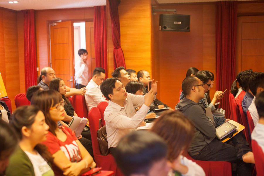 Khách mời ghi chép và chụp hình lại những nội dung hay trong buổi hội thảo.