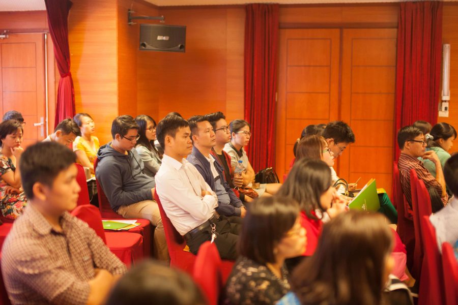 Khách mời theo dõi hội thảo Marketing and Sale 