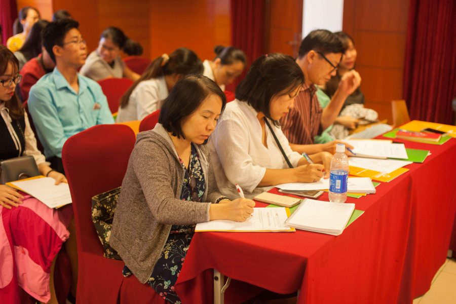 Khách mời đóng góp ý kiến trong buổi hội thảo.