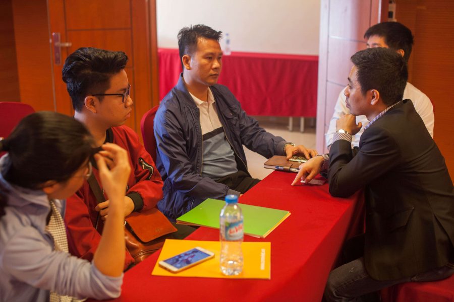 Khách mời tranh thủ giờ giải lao để trao đổi với diễn giả