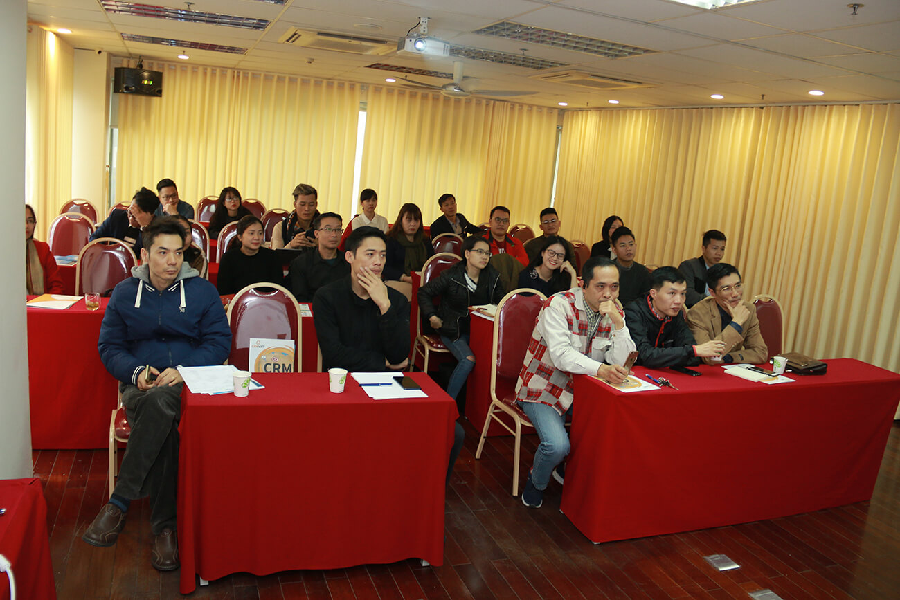 Chủ Doanh nghiệp chăm chú tại sự kiện