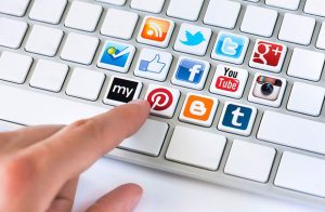Thu thập phản hồi khách hàng qua mạng xã hội